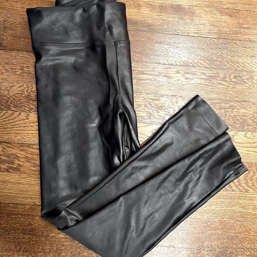 Size M koral shinny leggings